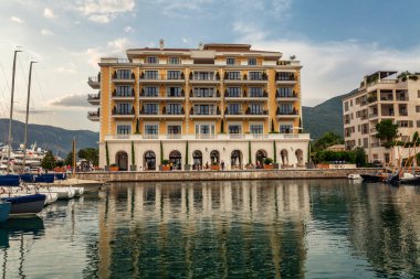 Tivat, Karadağ, 07 / 26 / 2016: Kar beyazı yatları olan bir marinadaki Luxuri Oteli. Ön görünüm.
