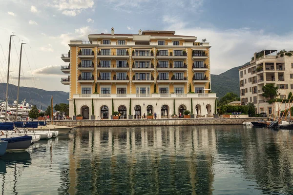 Tivat Černá Hora 2016 Luxusní Hotel Přístavu Sněhobílými Jachtami Pohled — Stock fotografie