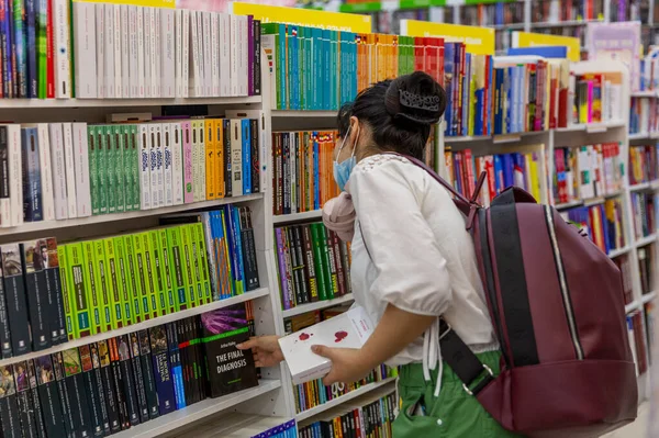 Moscow Russia 2020 Girl Selects Book Store Big Choice Precautions — Stock Photo, Image