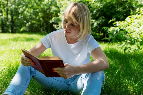 Jonge Vrouw Die Een Boek Leest Een Park Een Zonnige — Stockfoto