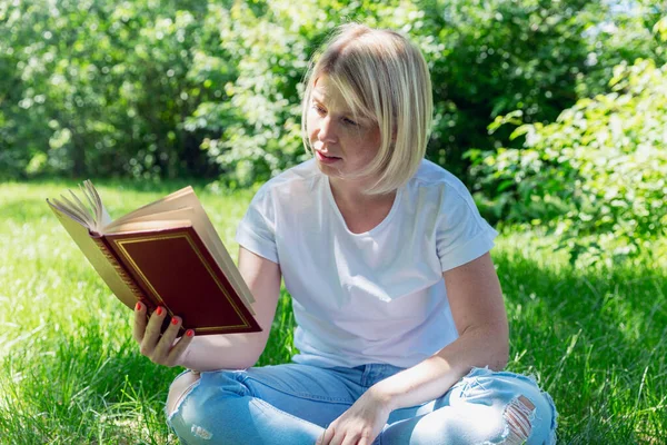 Jonge Vrouw Die Een Boek Leest Een Park Een Zonnige — Stockfoto