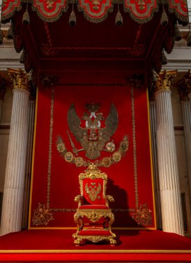 St. Petersburg, Rusya, 09 / 03 / 2017: Hermitage 'daki kraliyet tahtı. Dikey.