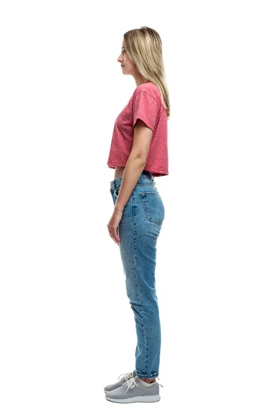 Una Giovane Ragazza Canotta Rossa Jeans Profilo Tutta Altezza Isolato — Foto Stock
