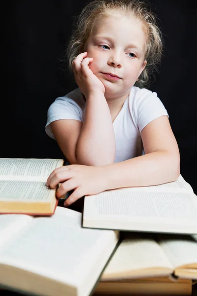 Triest Klein Meisje Met Een Stapel Boeken Kennis Onderwijs Zwarte — Stockfoto