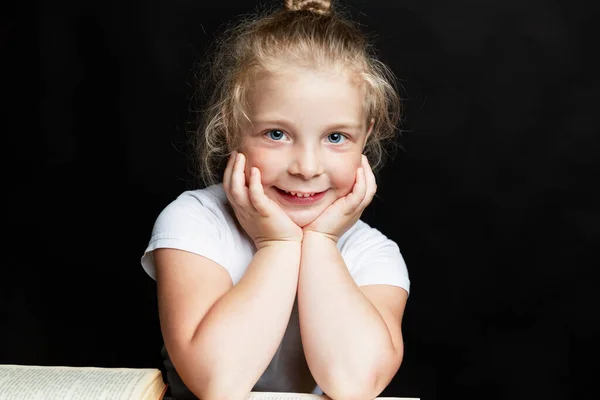 Glimlachend Meisje Met Boeken Kennis Onderwijs Terug Naar School Zwarte — Stockfoto