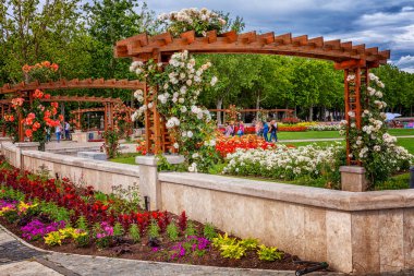 Balaton, Macaristan, 06 / 03 / 2016: Çiçek açan ve yazın göl kenarında yürüyen insanlarla dolu güzel bir park.