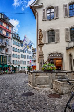 Zürih, İsviçre, 07 / 29 / 2016: Eski kentin Avrupa 'daki sokakları. Dikey.