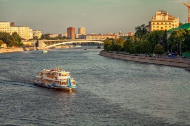 Moskova, Rusya, 06 / 13 / 2015: Nehirde dinlenen insanlarla dolu bir tekne.