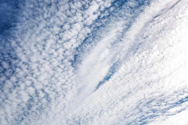 Strahlend Blauer Himmel Den Wolken Einem Klaren Sonnigen Tag Raum — Stockfoto