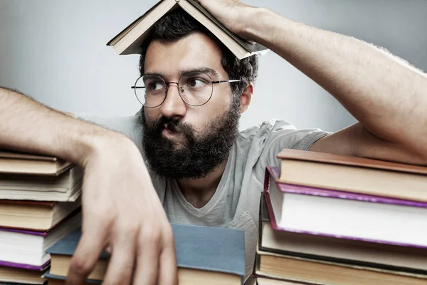 Een Jonge Man Met Een Bril Een Baard Zit Aan — Stockfoto