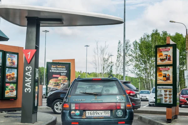 Moscow Russia 2020 Queue Cars Mcdonald — стоковое фото