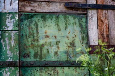 Eski bir evin paslı kapısı. Yakın plan. Geçmişi. Metin için boşluk.