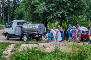 Moskova, Rusya, 27 / 06 / 2020: Köyde sütlü mobil tank. Alıcıların kuyruğu.