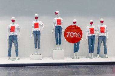 Tişörtlü şapkalı aptallar alışveriş merkezindeki satış döneminde indirim duyurusunda bulunuyorlar. Avantajlı alışveriş. Koronavirüs salgını.