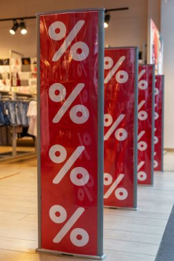 Alışveriş merkezindeki satış döneminde indirimlerin duyurulmasıyla ayakta duruyor. Avantajlı alışveriş. Dikey.