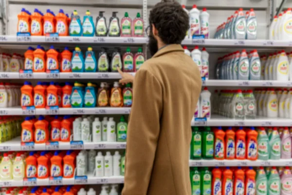 Jovem Supermercado Departamento Produtos Químicos Domésticos Morena Com Casaco Bege — Fotografia de Stock