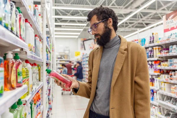 Jovem Supermercado Departamento Produtos Químicos Domésticos Está Escolhendo Produto Morena — Fotografia de Stock