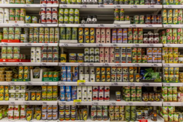 Tins Comida Enlatada Nas Prateleiras Supermercado Grande Escolha Vista Frontal — Fotografia de Stock