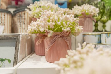 Vazolardaki zarif pembe çiçekler. Romantik iç mekan.