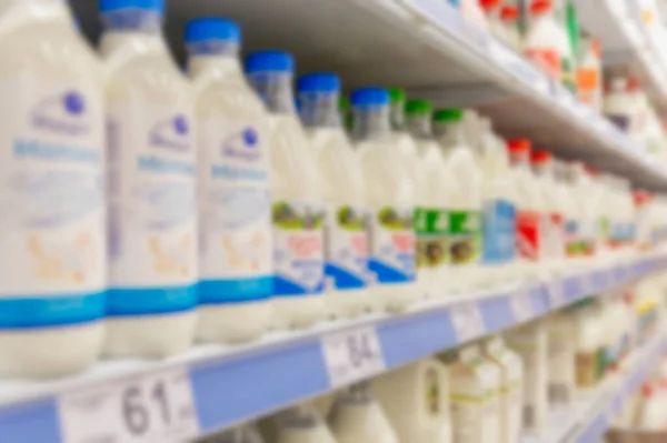 Bottiglie Latte Sugli Scaffali Del Supermercato Grande Scelta Sfocato — Foto Stock