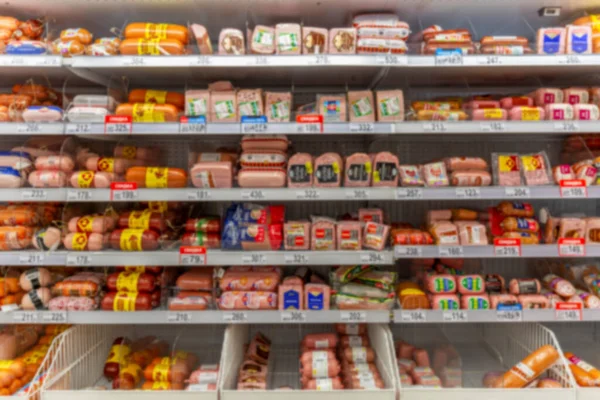 Planken Met Worstproducten Een Supermarkt Grote Keuze Wazig Vooraanzicht — Stockfoto