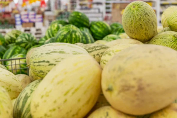 Arbuzy Melony Pojemniku Supermarkecie Zbliżenie Niewyraźne — Zdjęcie stockowe