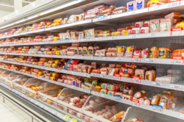 Police Uzenářskými Výrobky Supermarketu Velká Volba Rozmazaný Boční Pohled — Stock fotografie