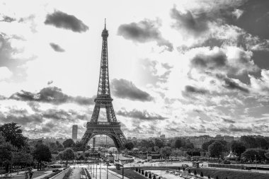 Paris, Fransa, 09 / 10 / 2019: Eyfel Kulesi. Siyah beyaz fotoğraf.