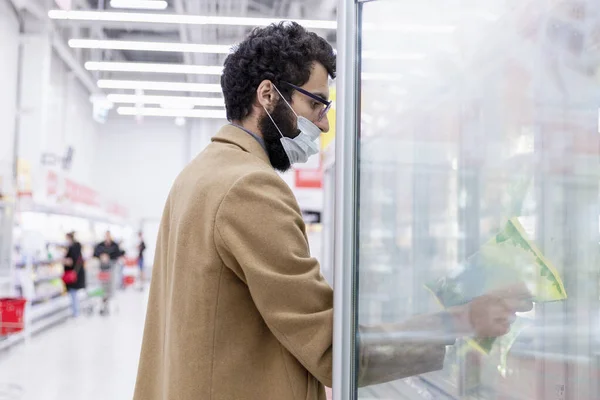 Homem Mascarado Secção Alimentos Congelados Grande Supermercado Morena Jovem Com — Fotografia de Stock