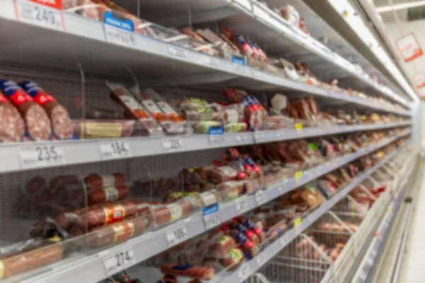 Planken Met Worst Gerookte Vleeswaren Een Grote Supermarkt Grote Keuze — Stockfoto