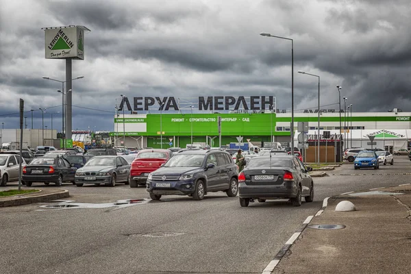 Moskva Ryssland 2020 Utsidan Stor Leroy Merlin Stormarknad Med Bil — Stockfoto