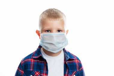 Maskeli çocuk. Tişörtlü bir öğrenci. Yakın plan. Koronavirüs salgını sırasında alınan önlemler. Beyaz bir arkaplanda izole edilmiş.