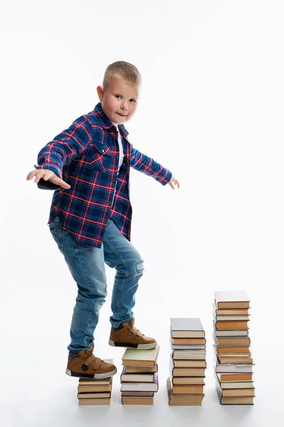 Een Dikke Jongen Loopt Trap Uit Boeken Witte Achtergrond Onderwijs — Stockfoto