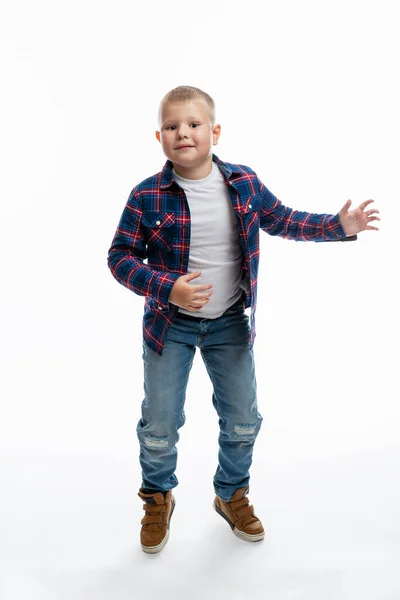 Jongen Springt Dikke Schooljongen Spijkerbroek Een Shirt Energie Beweging Geïsoleerd — Stockfoto