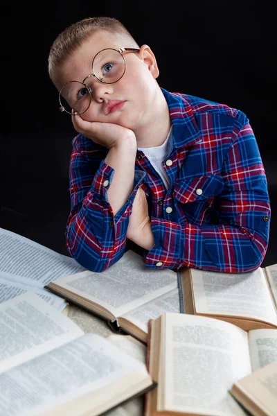 Sorgsen Fet Pojke Med Glasögon Sitter Med Böcker Vid Bordet — Stockfoto