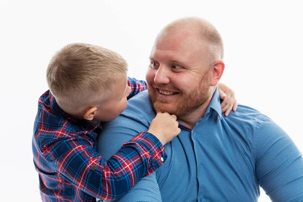 Papá Hijo Pequeño Sonríen Abrazan Amor Ternura Una Relación Aislado —  Fotos de Stock