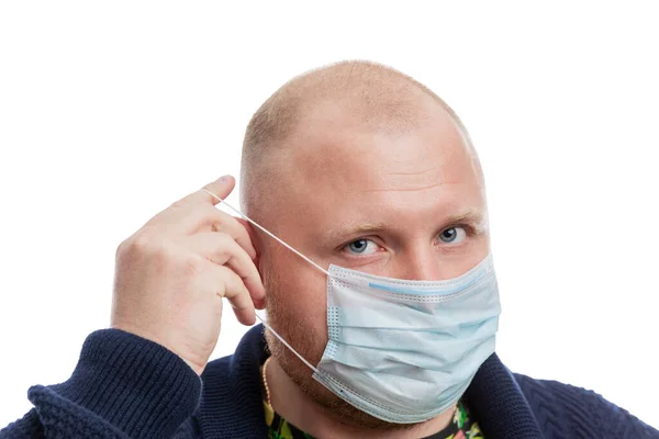 Ein Glatzköpfiger Mann Setzt Eine Medizinische Maske Auf Nahaufnahme Vereinzelt — Stockfoto