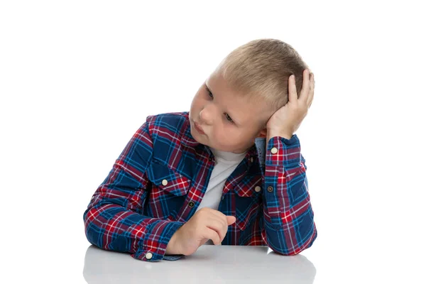 Een Dikke Droevige Jongen Zit Aan Een Tafel Met Zijn — Stockfoto