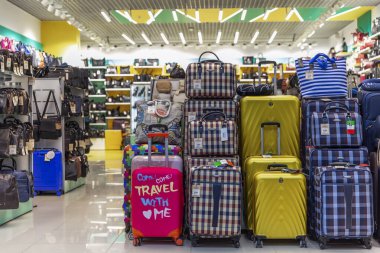 Moskova, Rusya, 17 / 07 / 2020: alışveriş merkezinden bavullar ve seyahat çantalarıyla alışveriş.