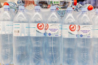 Moskova, Rusya, 17.07.2020: Bir mağazada plastik ambalajda içme suyu. Yakın plan..
