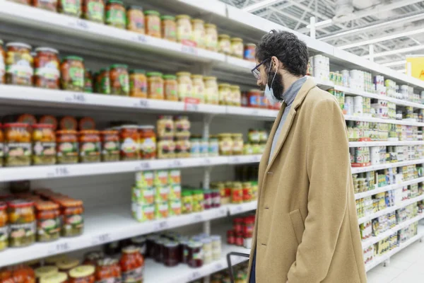 Jovem Supermercado Prateleiras Com Uma Grande Variedade Alimentos Enlatados Morena — Fotografia de Stock