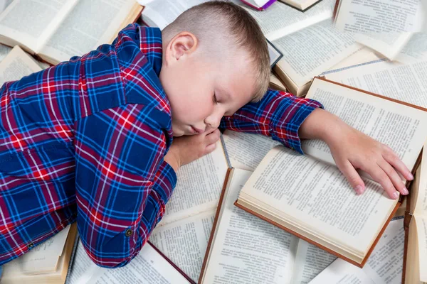 Schooljongen Slaapt Een Stapel Open Boeken Leermoeilijkheden Bovenaanzicht — Stockfoto