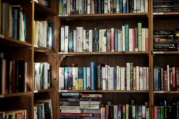 Holzschränke Mit Büchern Der Bibliothek Wissen Und Bildung Verschwommen — Stockfoto