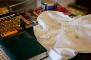 Beyaz elbise ve kutsal kitap tapınakta. Yakın plan..