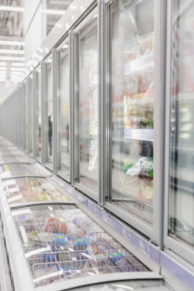 Caminhões Refrigerados Com Alimentos Congelados Supermercado Vertical — Fotografia de Stock
