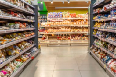 Süpermarkette sebzeli raflar. Ekmek reyonunda büyük bir seçim var. Bulanık.