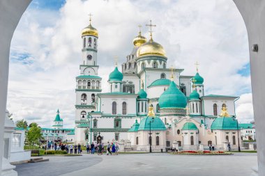 Yeni Kudüs Tapınağı. Dışarıdan. Bir yaz gününde muhteşem bir mimari. Moskova, Rusya, 08 / 27 / 2020.