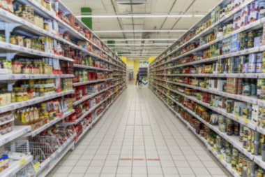 Süpermarkette içinde konserve yiyecek olan raflar. Büyük seçim. Bulanık.