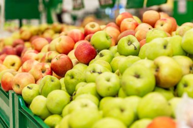Süpermarkette elma çeşitleri. Çok çeşitli çeşitleri var. Sağlıklı beslenme ve vejetaryenlik. Yan görünüm.