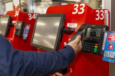 Terminaldeki süpermarketten kendi parasıyla alınmış. Moskova, Rusya, 09 / 15 / 2020.